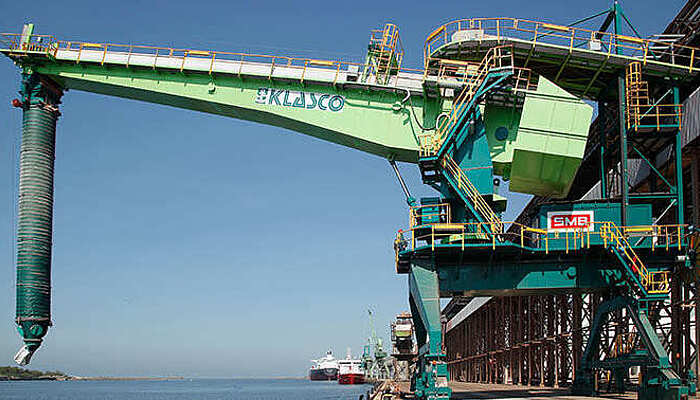 Schiffsbelader am Hafen von Danzig