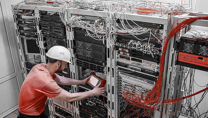 Elekrotechniker diagnostiziert Problem am Schaltschrank