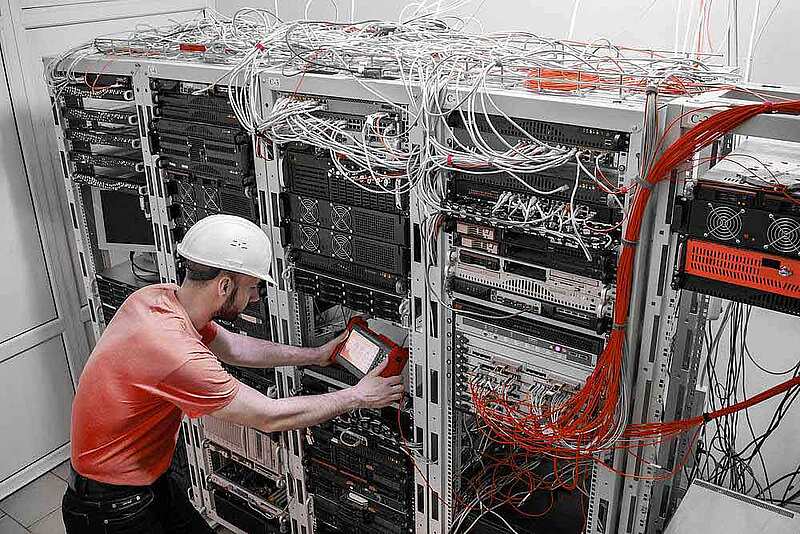 Elekrotechniker diagnostiziert Problem am Schaltschrank